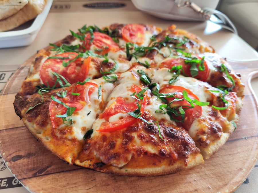 Pizza senza glutine appena sfornata